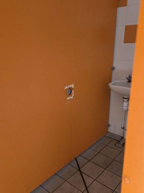 baise et fellation dans les toilettes publiques