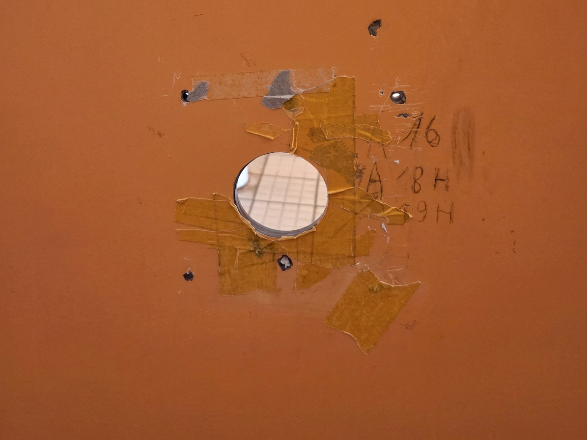 20261006_101327 Glory hole dans les toilettes publiques